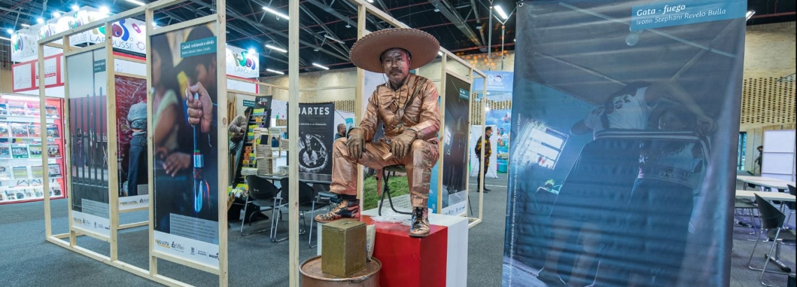 Una estatua humana vestida de mariachi en Corferias