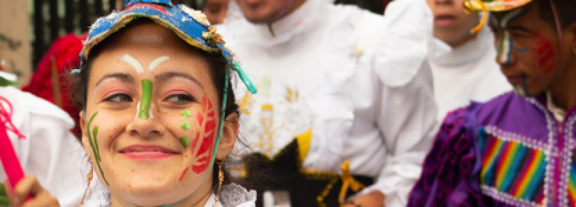 Artista mujer vestida de blanco y sonriendo 