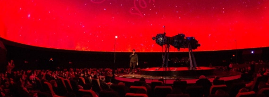 domo del Planetario de Bogotá con pantalla rosada