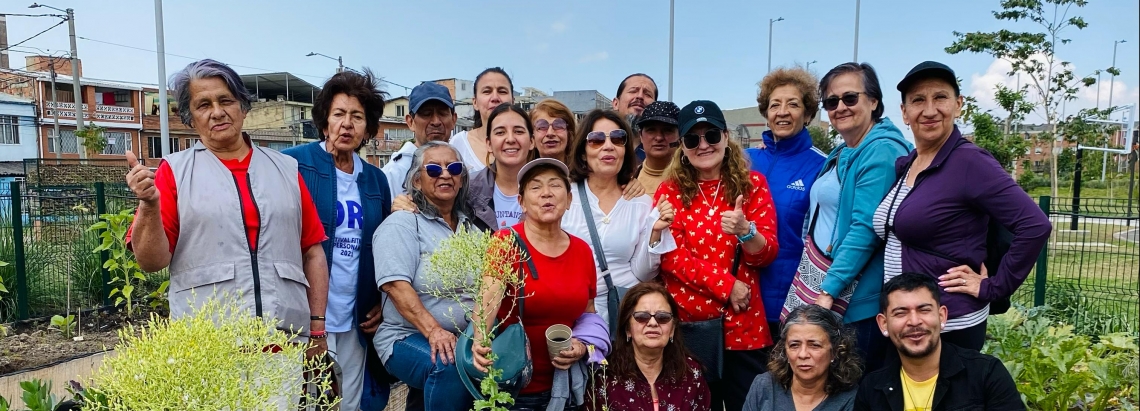 Personas sonriendo después de recibir el taller de derechos culturales 