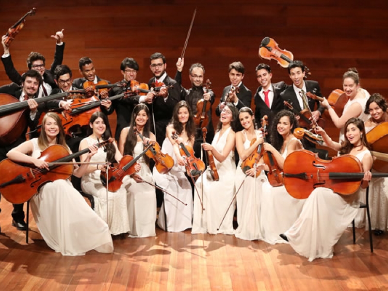 Orquesta Juvenil de Cámara con instrumentos sobre el escenario