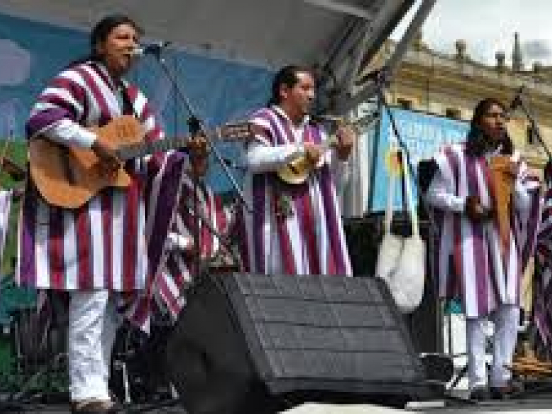 Awaspanga, musicos indigenas con instrumentos en escena