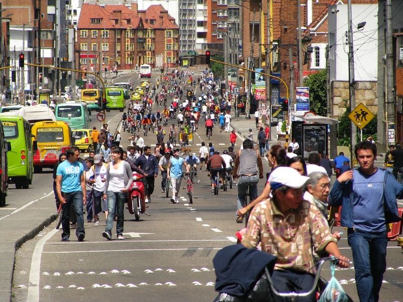 Personas caminando en una ciclovia en Bogotá