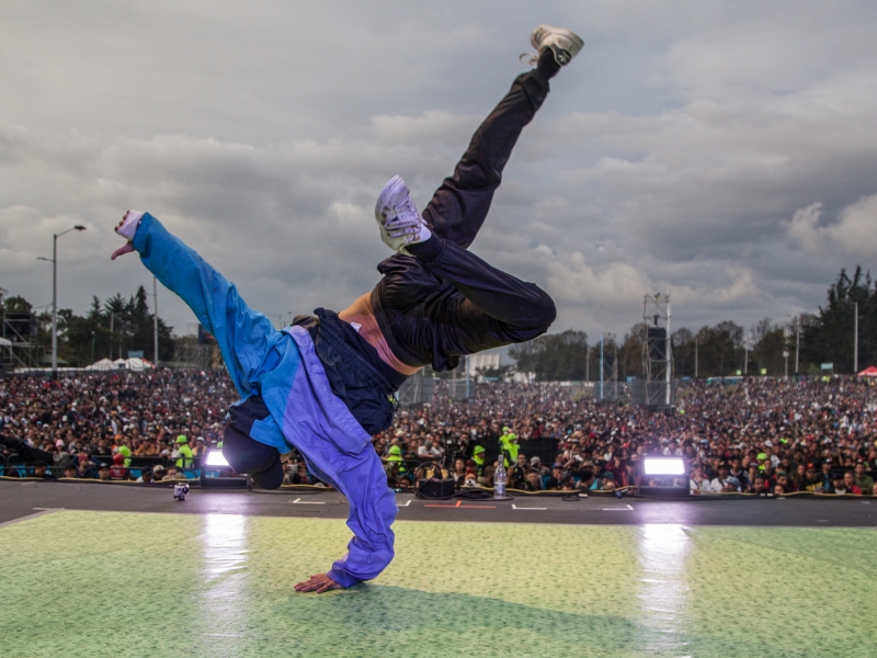 Bailarín de break dance en escena