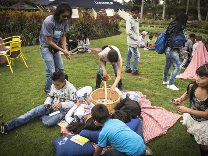 Personas participando de una actividad al aire libre