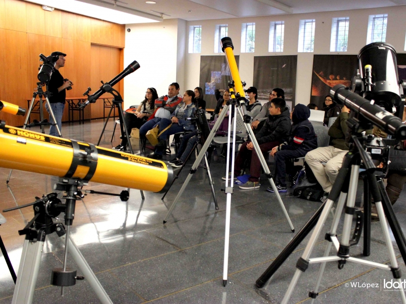 Sala con telescopios