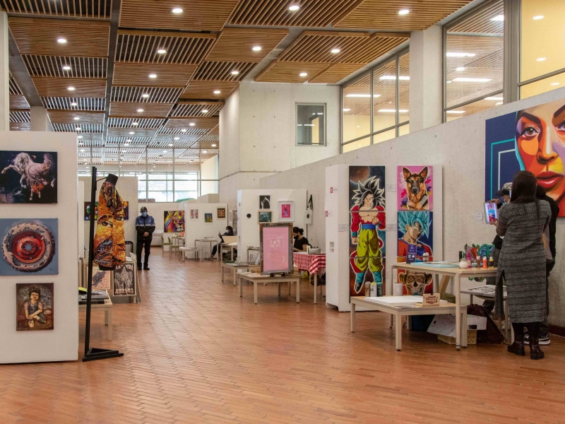 Foto de la sala de exposición de Las Ferias Locales de Arte realizada en Suba