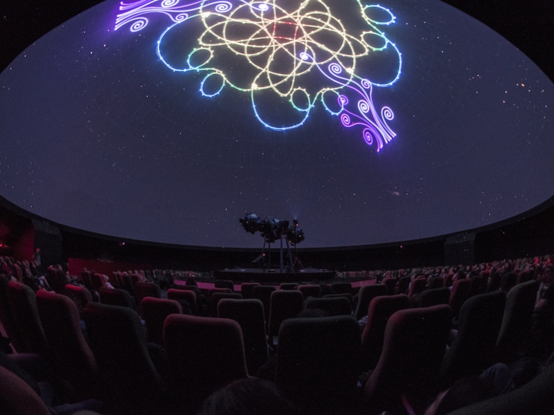 Domo del Planetario de Bogotá con proyección láser. 