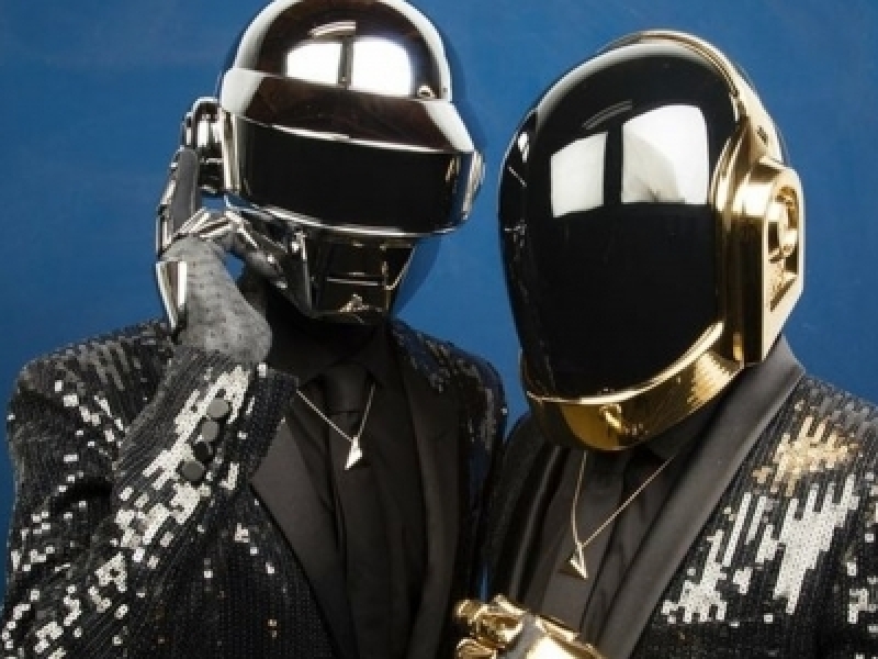Imagen de los dos integrantes de Daft Punk con sus cascos en un fondo azul. 