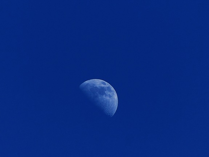 Media luna en cielo azul. 