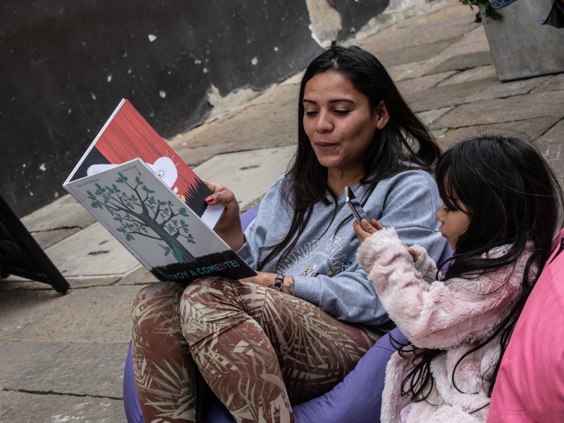 Mujer con su hija y libro