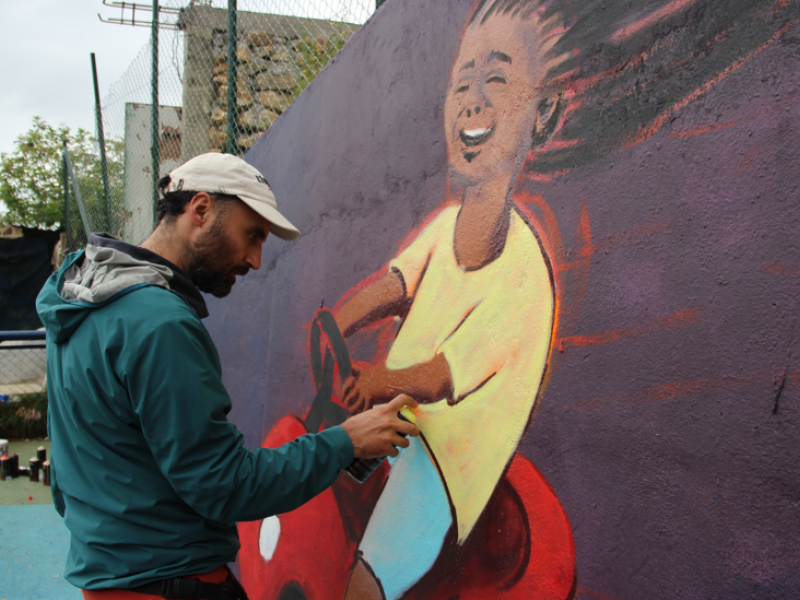 Artista pintando un mural 