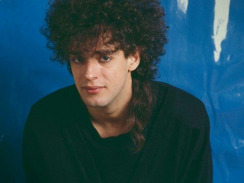 Gustavo Cerati en fondo azul 