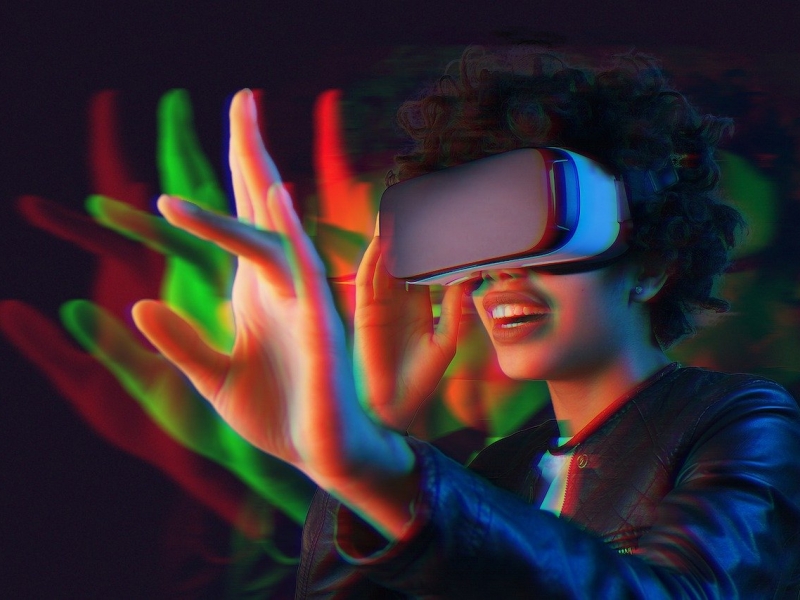 Una mujer con gafas de realidad virtual.