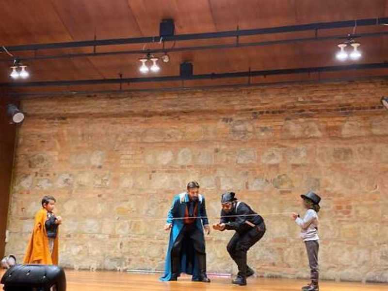 Artistas interactuando con niños en obra de teatro