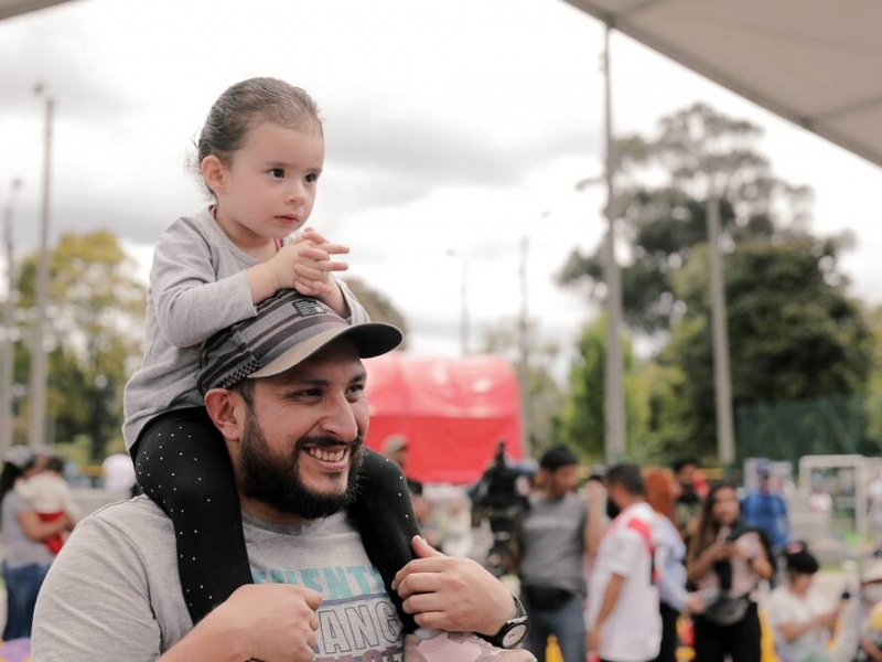 Papá con hija en hombros