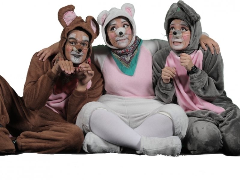 Tres artistas con trajes de ratón
