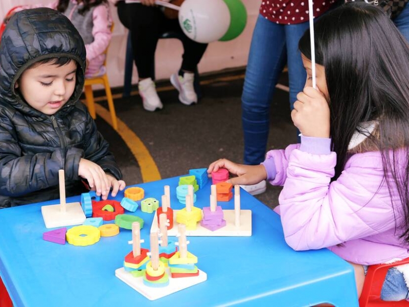 Niño y niña jugando