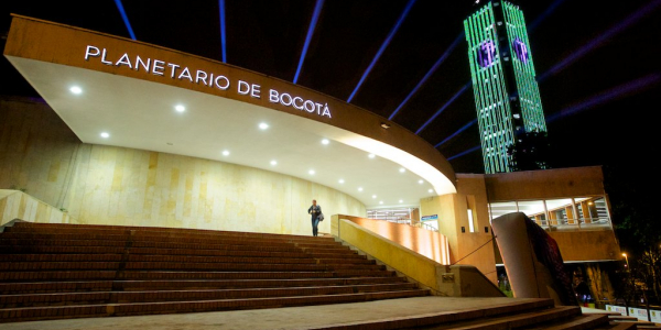Fachada nocturna del Planetario de Bogotá.