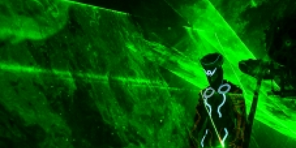 Proyección de luz e imagen humanoide sobre verde