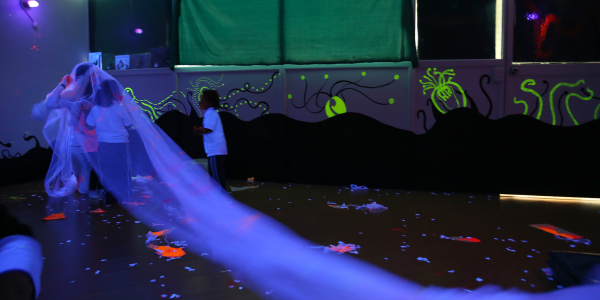 Niños jugando en un espacio que simula las olas del mar