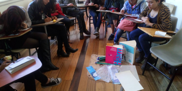 Mujeres leyendo en un salón de clases