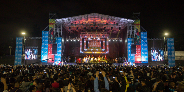 Escenario iluminado durante un Festival Salsa al Parque 