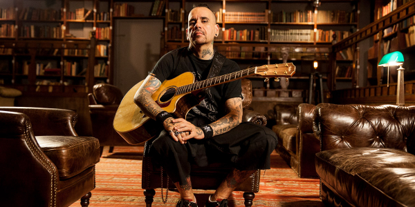 Andrés Giménez en un estudio con guitarra