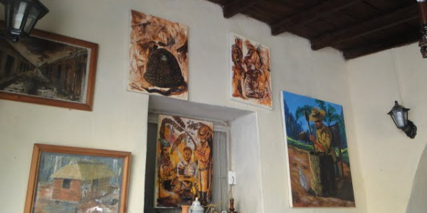 Cuadros expuestos en una tienda de arte en Cuba - Foto Wikimedia Commons