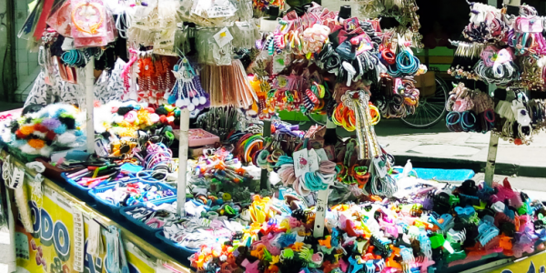Puesto de venta colorido lleno de cachivaches en la calle
