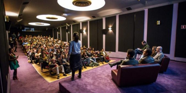 Gente participando en una charla en la Cinemateca