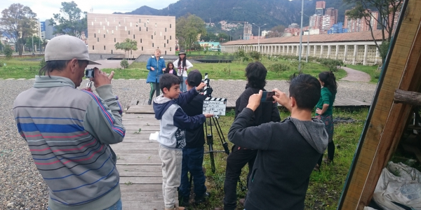 Imagen de personas haciendo una entrevista como parte de una actividad de Parques para Todos en Los Mártires