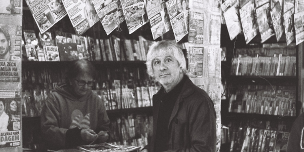 Lee Ranaldo  en un puesto de revistas, foto en blanco y negro
