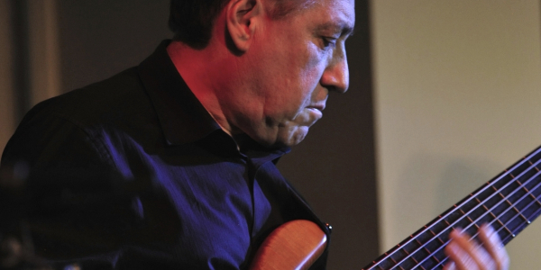 Oscar Stagnaro tocando la guitarra