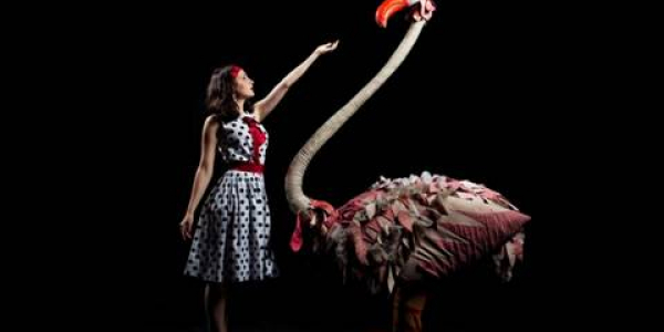 Mujer en escena con gigante cisne de fantasía
