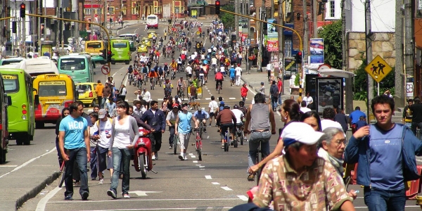 Personas caminando en una ciclovia en Bogotá