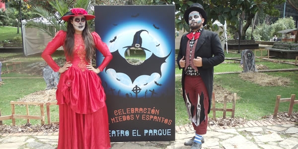 Poster de Celebración de Miedos y Espantos con actores en el parque