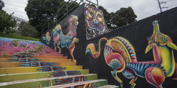Escalera y pared de parque con grafiti