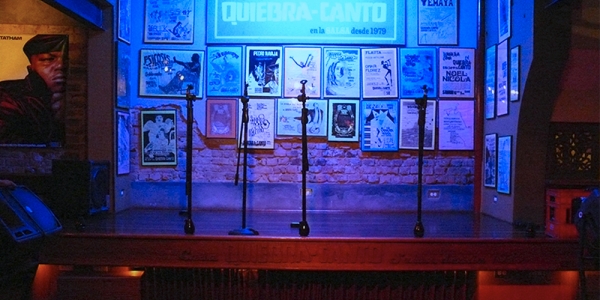 Escenario de Quiebracanto con fotografías de fondo y microfonos
