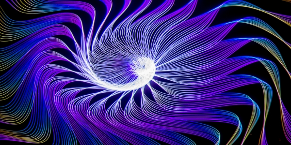 Imagen de luces proyectadas circularmente de color fucsia