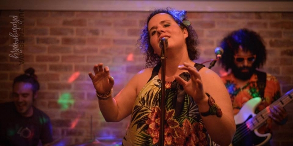 Mujer cantando en escenario
