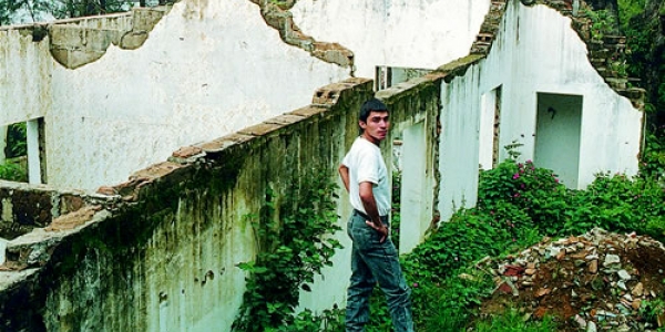 Hombre en una casa destruida - escena Rodrigo D