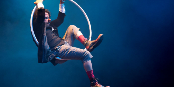 Teatro y Circo, Gerencia de Arte Dramático - Artista suspendido en un aro