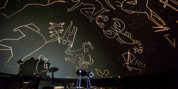 Proyección de constelaciones y estrellas en el domo del Planetario. 