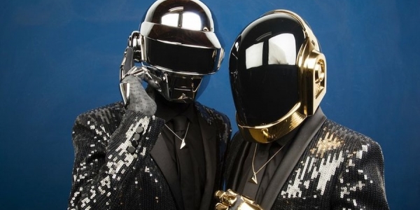Integrantes de Daft Punk con cascos en fondo azul. 