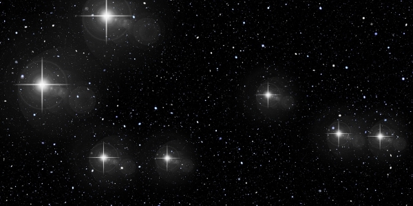 Estrellas más brillantes junto a unas más tenues en el espacio