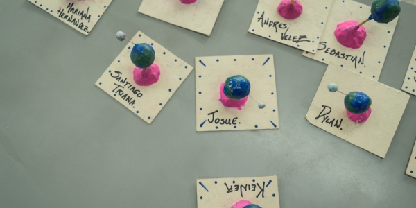 Maquetas de planetas hechos con plastilina. 