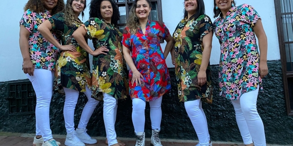 6 mujeres que conforman la agrupación Flor de Cerezo