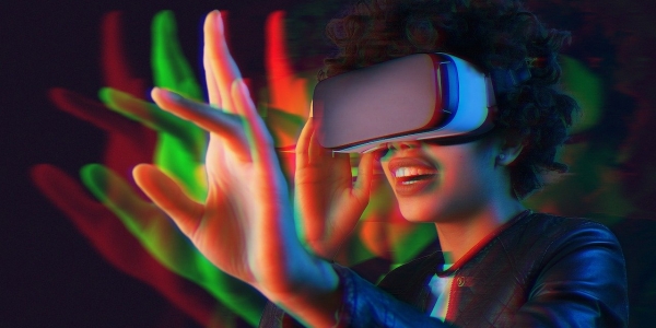 Una mujer con gafas de realidad virtual.
