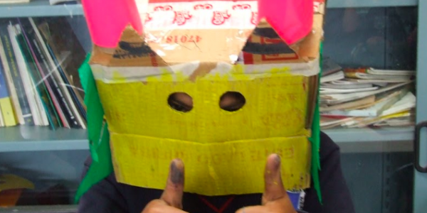 Máscara hecha en cartón 